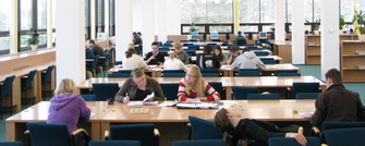 studenci w trakcie nauki w czytelni biblioteki głównej SGGW