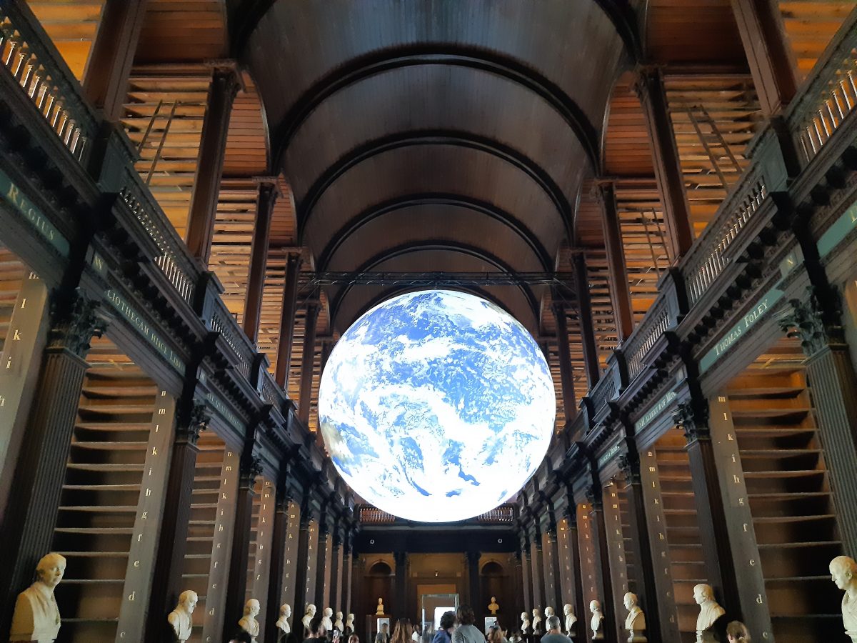 Instalacja Gaia w Długiej Sali biblioteki Trinity College w Dublinie