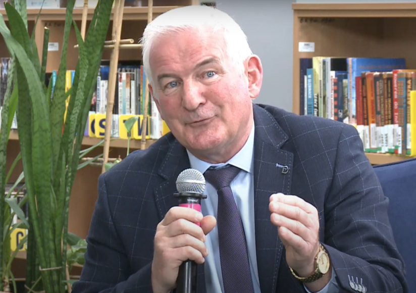 Dr hab. Włodzimierz Chojnacki, prof. SGGW, podczas nagrywania audycji "Druga Strona" w czytelni BIblioteki Głównej SGGW