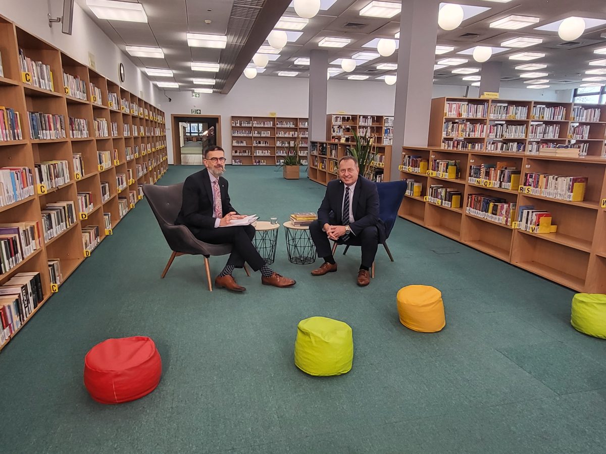 Dr Wojciech Woźniak z dr. hab. inż. arch. Jackiem Kwiatkowskim, prof. SGGW w Czytelni Biblioteki Głównej SGGW podczas nagrywania odcinka "Drugiej Strony"