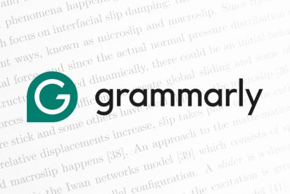 Logo i napis "grammarly" na tle drukowanego tekstu.