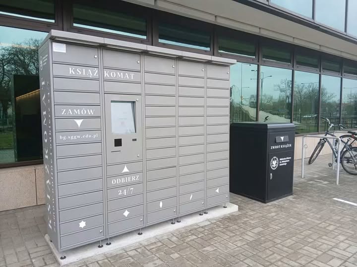 Zdjęcie ksiązkomatu przez wejściem do biblioteki
